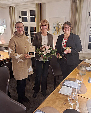 Marina Trommer (li) und Karin Gremminger-Trommer (re) verabschieden Monka Gal mit Geschenken in den Ruhestand. Marina Trommer (li) und Karin Gremminger-Trommer (re) verabschieden Monka Gal mit Geschenken in den Ruhestand.